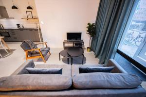 鹿特丹Warm 2 Bedroom Serviced Apartment 59m2 -LK21-的客厅配有沙发和桌子