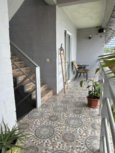 西哈努克Ginger Sihanoukville的走廊设有瓷砖地板和楼梯