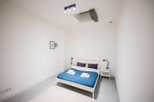 鹿特丹Warm 2 Bedroom Serviced Apartment 59m2 -LK21-的白色的客房配有一张床和一张书桌