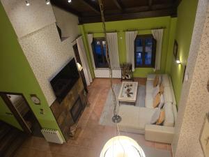 哈卡Un encanto de dúplex的客厅享有高空美景,设有绿色的墙壁