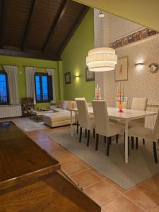 哈卡Un encanto de dúplex的客厅配有白色的桌子和椅子