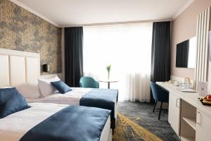 韦切什布达佩斯机场酒店的酒店客房配有两张床和一张书桌