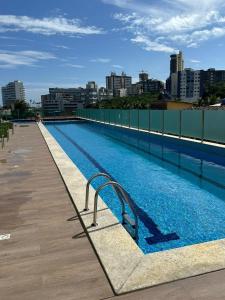 萨尔瓦多Apartamento lindo e completo em Salvador的大楼顶部的大型游泳池