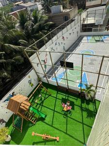 萨尔瓦多Apartamento lindo e completo em Salvador的游乐场的顶部景色,人们在游乐场玩耍