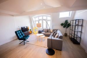 鹿特丹Grandly 3 Bedroom Serviced Apartment 83m2 -NB306G-的客厅配有沙发和椅子