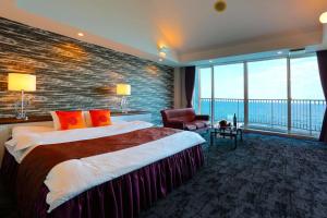 别府HOTEL CALM Leisure Hotel的一间酒店客房,设有一张大床和一个大窗户