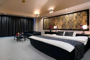 别府HOTEL CALM Leisure Hotel的一间卧室配有一张大床和一张沙发