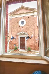 锡耶纳106 Lodge的窗户享有砖砌建筑的景致,设有门