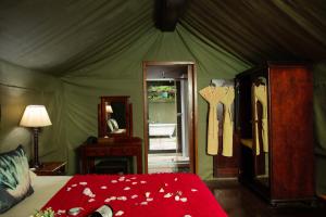 赫卢赫卢韦法拉扎游戏乐园Spa酒店的一间卧室配有带一张床和镜子的帐篷