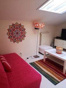 卡尔米尼亚诺Residence S.Cristina的一间卧室配有红色的床、一张桌子和一个窗户。