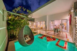 勒吉安Bali Cosy Villa Adults Only的一座带秋千的游泳池的房子
