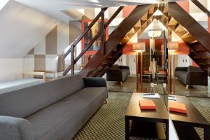 卡罗维发利Excellent apartments in Karlovy Vary的客厅配有沙发和桌子