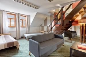 卡罗维发利Excellent apartments in Karlovy Vary的带沙发和楼梯的客厅