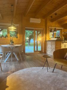 MatslootLuxe en ruim chalet met airco bij Leekstermeer的厨房以及带桌椅的用餐室。