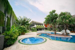 日惹LPP Garden Hotel的庭院中央的游泳池