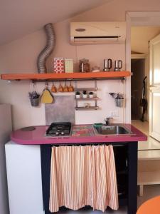 卡尔米尼亚诺Residence S.Cristina的厨房配有带水槽的台面