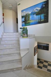 拉拉斯特里拉阿罗索蒂略公寓式酒店的墙上有大画的建筑的楼梯