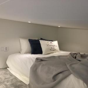 穆塔拉Paradise House的卧室配有白色的床和枕头