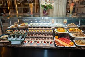 吉达Mercure Jeddah Al Hamraa Hotel的自助餐,展示着各种不同的食物