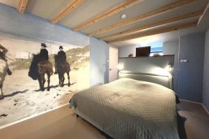 西姆斯科克B&B De BonAparte的一间卧室,配有骑马男子绘画