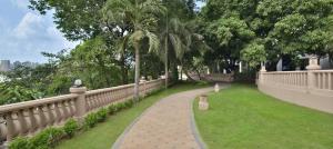 孟买孟买万丽会议中心酒店的一条有草地的栅栏旁的走道