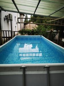 上海CSDY House的一个带凉亭的大型游泳池