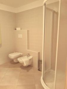 福尔加里亚Appartamento Alba的白色的浴室设有卫生间和淋浴。