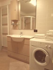 福尔加里亚Appartamento Alba的一间带洗衣机和水槽的浴室