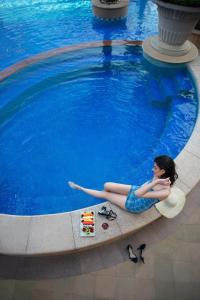 孟买孟买万丽会议中心酒店的把球放在游泳池里的女人