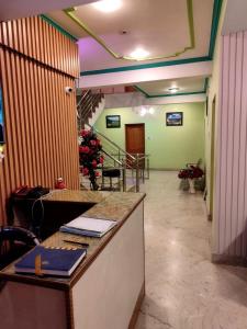 斯利那加Hotel Foothills , Srinagar的一个带书桌的办公室和一个带楼梯的大堂