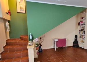 PianelloBb24 - Casa Sul Fiume的一间设有楼梯和绿色墙壁的客房