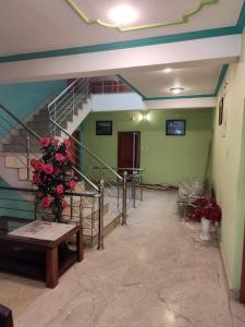 斯利那加Hotel Foothills , Srinagar的走廊上设有楼梯和花瓶