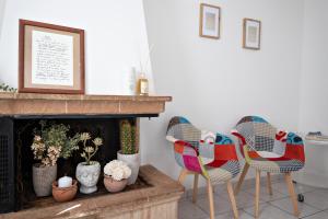 雷卡纳蒂Silenziosa Luna的客厅配有两把椅子和壁炉