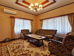 OchiCarpe Diem Kamaida的客厅配有椅子、桌子和吊灯。