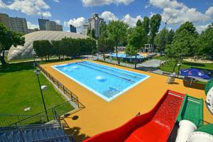 华沙ToTuToTam_02的公园里一个带滑梯的大型游泳池