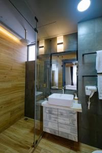 胡鲁马累h78 veli的带浴缸、水槽和淋浴的浴室