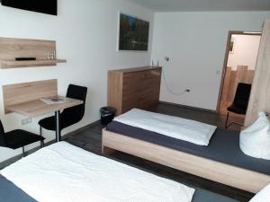 博尔兴斯塔德特瑞德潘森酒店的客房设有两张床、一张桌子和一张书桌。