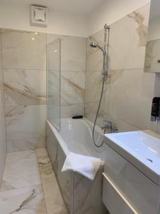 维也纳克里姆特酒店的带淋浴、浴缸和盥洗盆的浴室