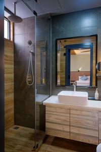 胡鲁马累h78 veli的浴室配有盥洗盆和带镜子的淋浴
