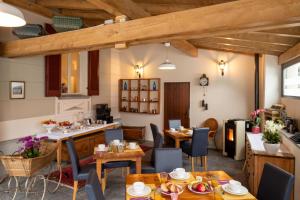 AurigenoLocanda Villa d' Epoca的用餐室配有木桌和椅子