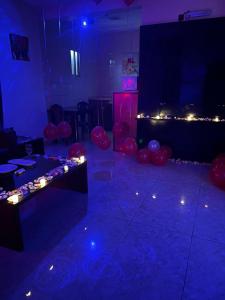 艾卜哈Samaa Eva Resort的一间设有气球的房间和一个蓝光舞台