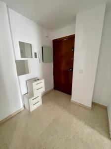 塞维利亚Magnífico Apartamento en Sevilla的一个空房间,有橱柜和门