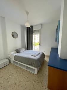 塞维利亚Magnífico Apartamento en Sevilla的一间卧室配有一张带蓝色柜台的床