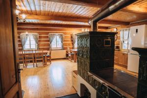 捷克布杰约维采Chata Říp的小木屋内的厨房和用餐室