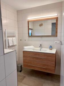 奥茨塞巴德·迪尔哈根Reethaus in Dierhagen的一间带水槽和镜子的浴室