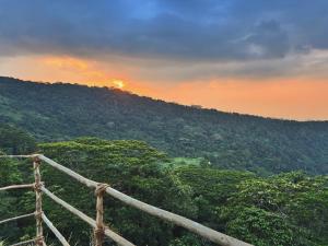 马特莱Three Creeks Matale的享有山脉美景,享有日落美景