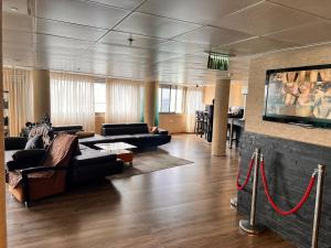 巴特亚姆伊利斯精品酒店的带沙发和平面电视的客厅