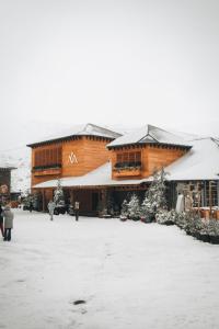 塞拉内华达The Mountains Hotel的一座大建筑,屋顶上积雪