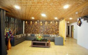 斯利那加Hotel Green Leaf , Srinagar的客厅配有沙发和桌子