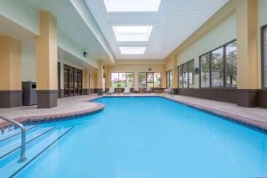 穆尔斯维尔La Quinta Inn & Suites by Wyndham Mooresville的酒店大堂的大型游泳池